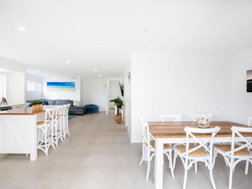 Sandy Feet Retreat I Pet Friendly I 1 Min Walk to Beach in Currarong