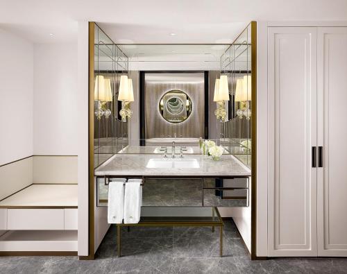 Club Luxury Room with Club Millésime Access, 1 King Size Bed, Lake View