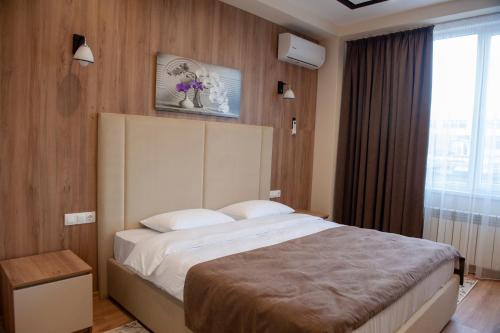 1 king bed, 1 sofa bed