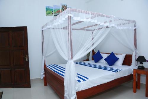 Happy House Bed and Breakfast Hiriketiya