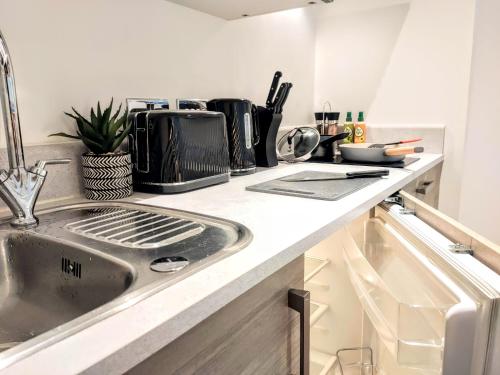 New Listing - Close to Oxford Road Train Station!