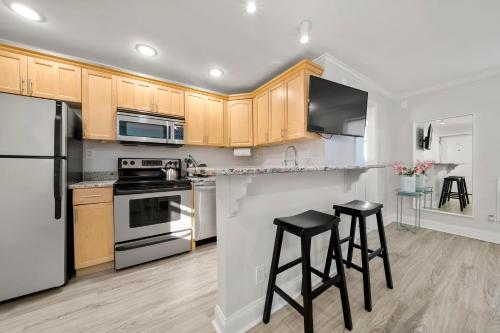 Local and Colorful Studio with Parking in Top Location