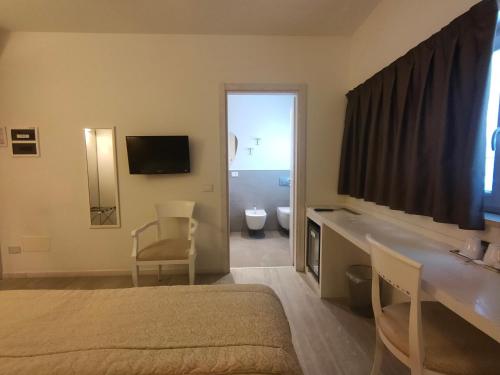 Double or Twin Room with City View image 10
