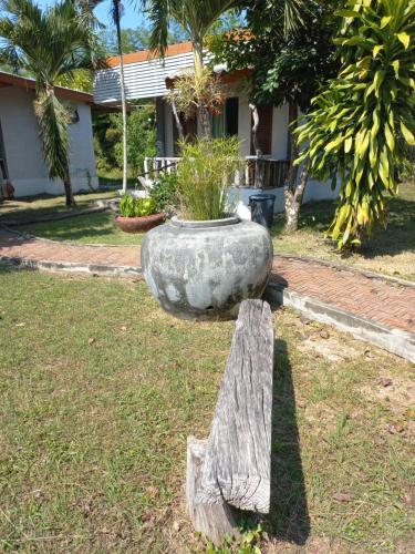 บ้านพักคุณยายเขียว near Lub Lae Cave