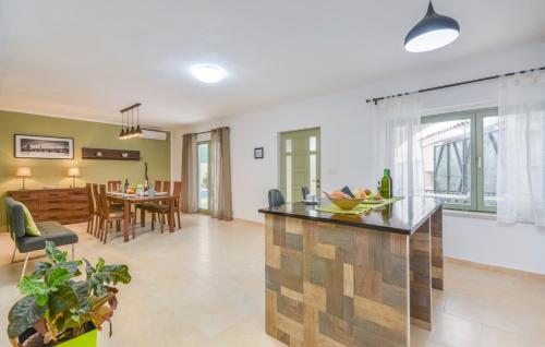 Villa Martin - Fast WiFi, Near restaurant, Fenced Yard, Pavilion, Center of Village