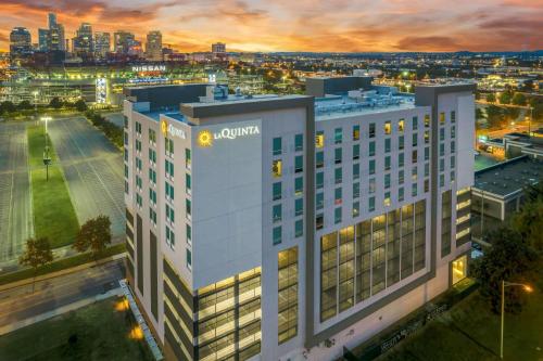 La Quinta Inn & Suites by Wyndham Nashville Downtown Stadium