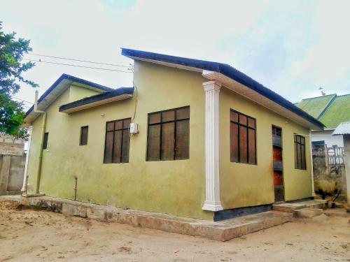 Spacious HOUSE 1 Bedroom Livingroom kitchen WiFi and TV