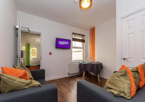 Homely 4 Bed, 3 Bath House, Spacious Backyard gîte à louer Calcot Row