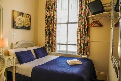 Blades Hotel - image 12