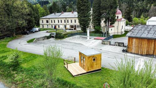 A szálláshely kívülről, CHECKIN THE BOX Schloss Neubruck in St. Anton An Der Jessnitz
