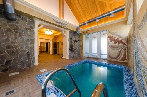 Zwembad, Hata Hutsula in Mykulychyn