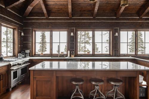 Big Sky Lookout Tower Cabins - Beehive Basin in Big Sky, USA