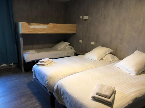 2 twin beds, 2 bunk beds