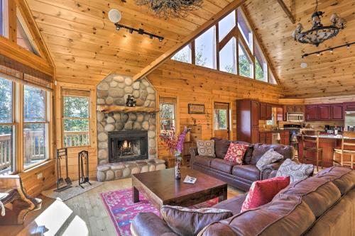B&B Blue Ridge - Charming Blue Ridge Cabin with Hot Tub and Views! - Bed and Breakfast Blue Ridge