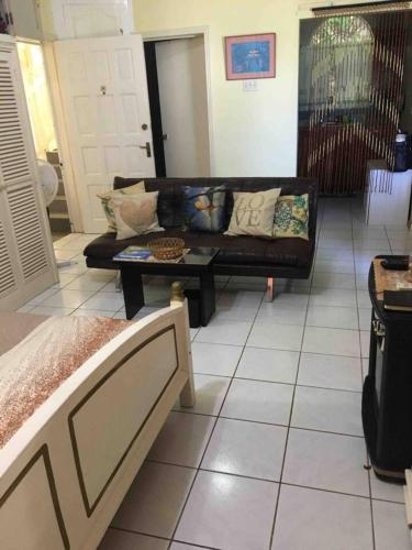 1 Bed Villa - Sleeps 2 - Garden - Parking - Wifi, Ocho Rios (foto 4)