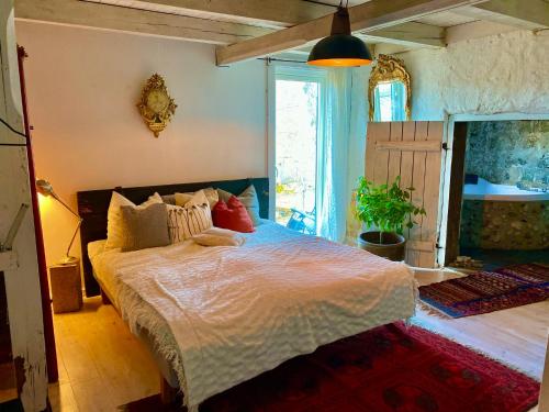 Romantic Spa Villa with Fireplace by the lake - Accommodation - Stjärnsund