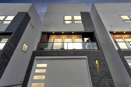 The Suite Spot! Downtown Skyline Views! Sleeps 12 in Houston, USA