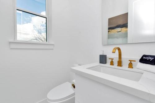The Suite Spot! Downtown Skyline Views! Sleeps 12 in Houston, USA