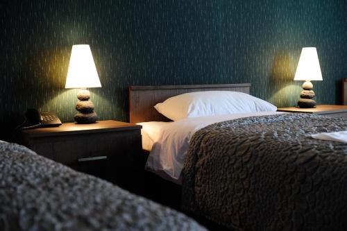 3 twin beds
