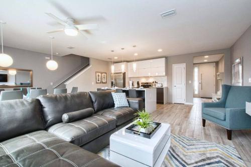 Luxurious Four Bedrooms Townhouse Close to Disney and Shops at Le Reve Resort (210421)