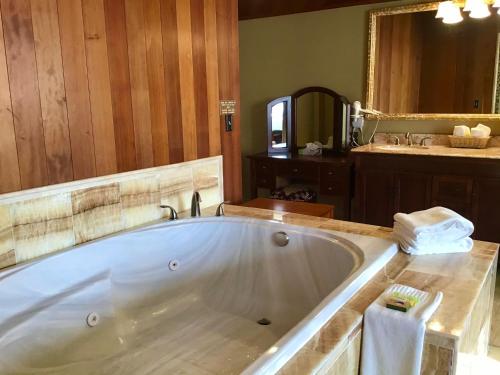 Bathroom, Eureka Inn, Trademark Collection by Wyndham in Eureka (CA)