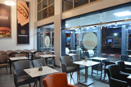 레스토랑, Hôtel Zahrat Souss -Inezgane (Hotel Zahrat Souss -Inezgane) in 이네즈가네