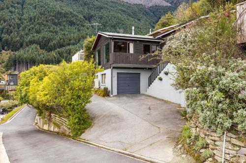 The Alpine - Close to Central Queenstown ** NEW **