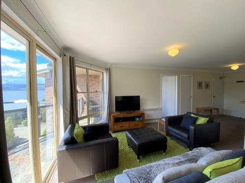 Caribou 3 - Modern & spacious with views over Lake Jindabyne