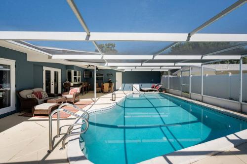 B&B Bradenton - Elegant Heated Pool Home 12 minutes to the beaches of Anna Maria Island and IMG Academy - Bed and Breakfast Bradenton