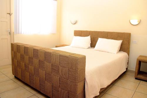 Deluxe One-Bedroom Apartment image 6