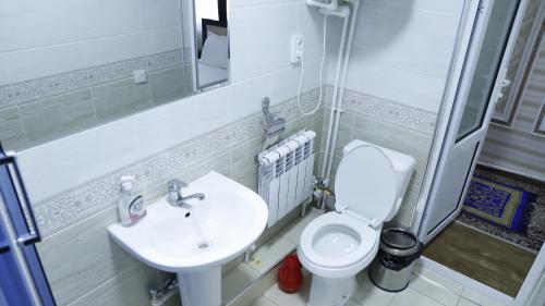 Bathroom, hostel Farovon in Margilan