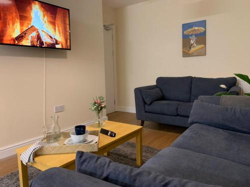 Modern 6-Bed-Groups-Contractors onsite Parking Vans-Cars