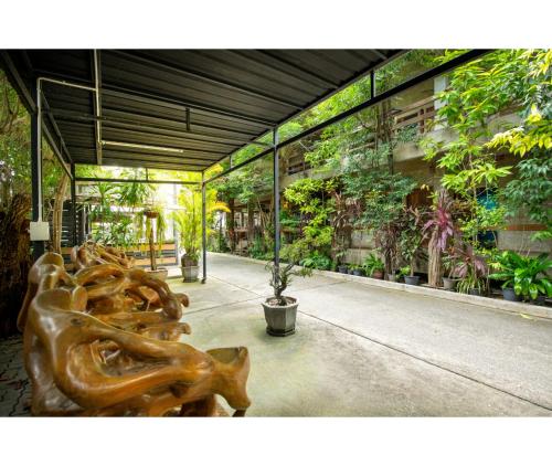 Mac Garden Resort near Ban Phe Market