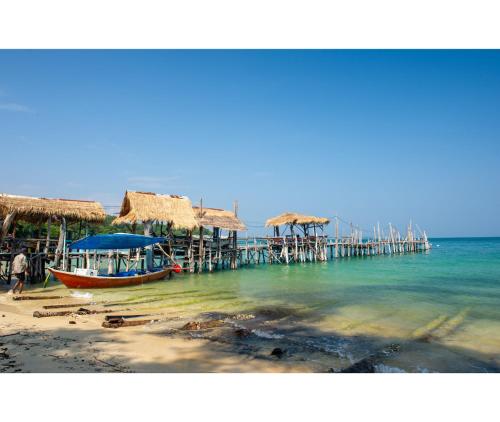 Mac Garden Resort near Ban Phe Market