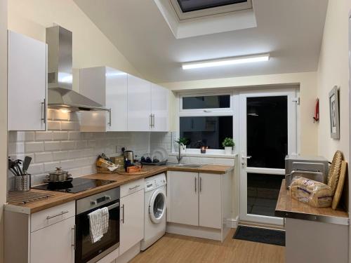Modern 6-Bed-Groups-Contractors onsite Parking Vans-Cars, Birmingham (Foto 4)