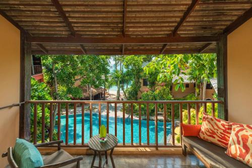 Habitación Doble Deluxe con cama grande y vistas a la piscina