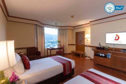 1 double bed, 2 twin beds