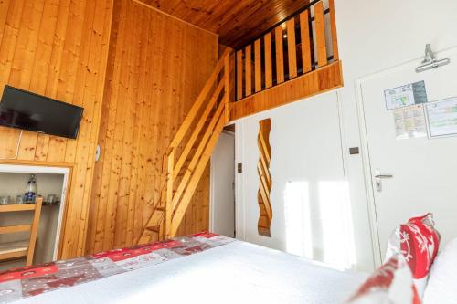 1 double bed, 2 twin beds