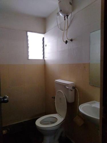 Entire 2 Bedroom Hall Kitchen Apartment Non Air Conditioned