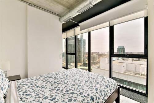 Cozy Skyline Condo in Downtown, across Canada Life Centre