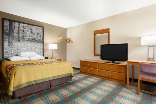 Super 8 by Wyndham Hannibal - image 14