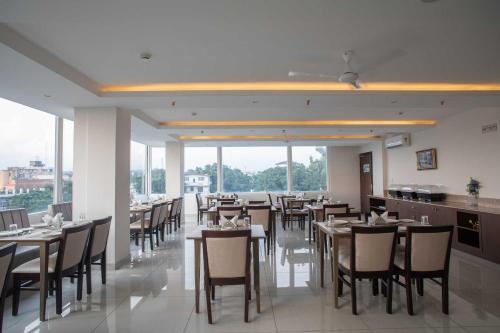 Restaurant, Hotel Alaya in Dehradun