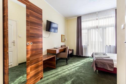 Double or Twin Room image 7