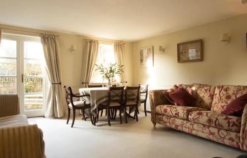 Old Forge Close, Pretty 3 Bed Cottage in Bledington, The Cotswolds