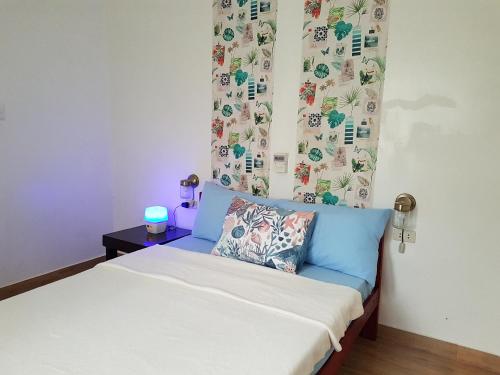 Pentaqua -Dineros Guest House near Century-old Barcelona Church and Ruins