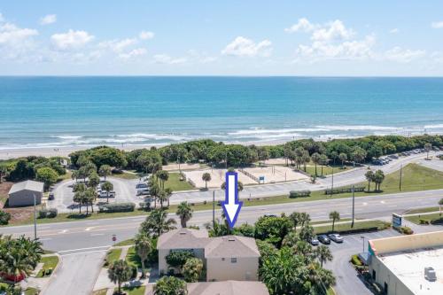 Surfside Paradise Retreat - 3BR and 2BA Duplex, Grill, DOG FRIENDLY - Close to the Beach! in Melbourne, USA