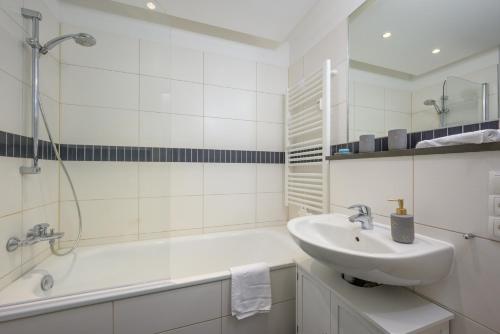 One-Bedroom Apartment image 8