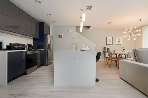 Modern Four Bedrooms Townhouse Retreat Close to Disney and Outlets at Le Reve Resort (214821)