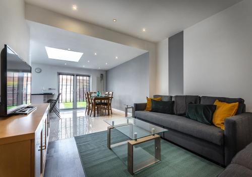 OnPoint -MASSIVE 6 Bedroom House With Parking! gîte à louer Arborfield