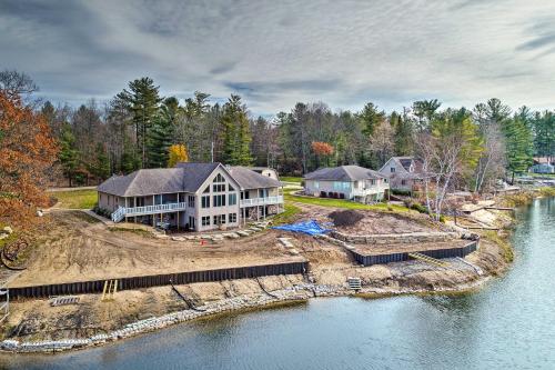 Lakefront Retreat on 18 Acres with Hot Tub!